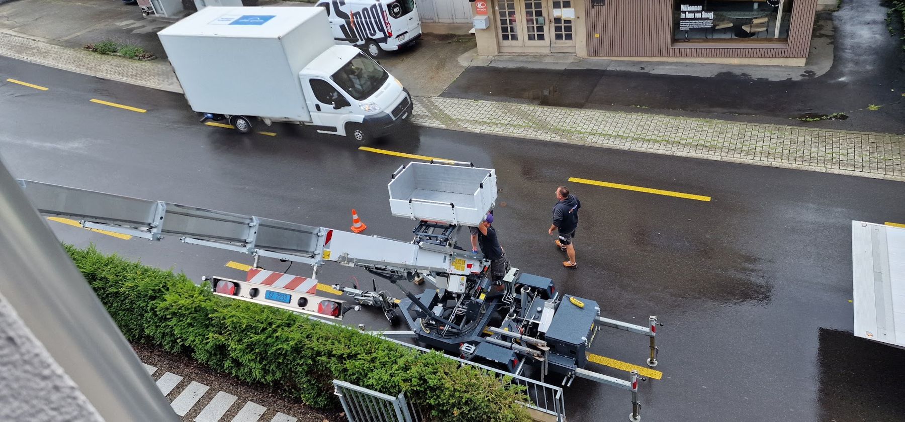Umzugslift auf einer nassen Strasse aufgebaut
