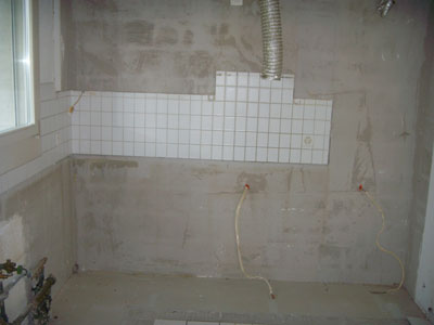 Dieselbe Küche nach dem Abbruch, leere Wand