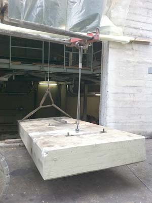 Betonsockel einer Maschine am Kranhaken