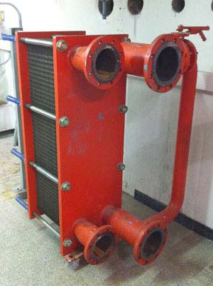Roter Plattenwärmetauscher mit Anschlüssen