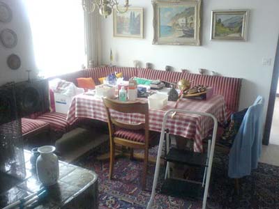 Wohnküche mit gedecktem Tisch