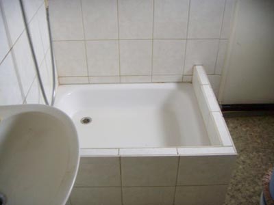 Verschmutzte Duschwanne vor der Reinigung