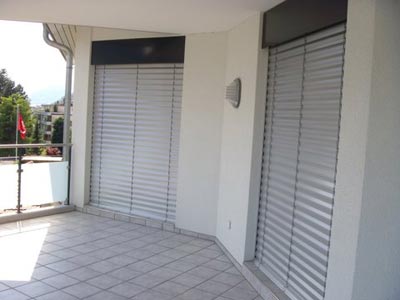 Gereinigter Balkon mit geschlossenen Storen