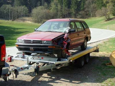 Beschädigter Personenwagen auf einem Anhänger
