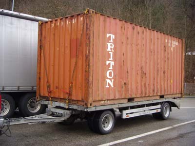 Roter Container auf einem Anhänger
