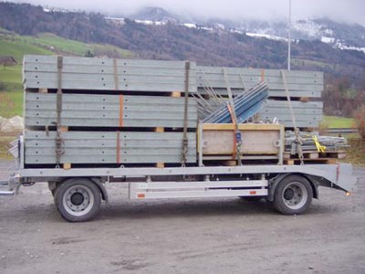 Baugerüst-Teile auf einem Anhänger hinter einem Pick-up