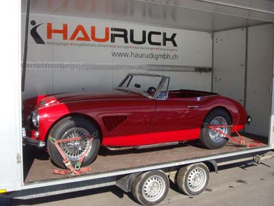 Roter Oldtimer im geschlossenen HAURUCK-Anhänger