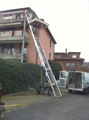 Warenlift an einem Haus mit Balkonen