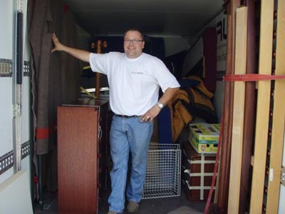 René Föhn, Geschäftsleitung, vor einem Umzugswagen