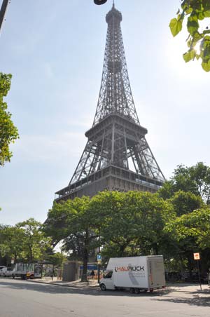 Umzugswagen vor dem Eiffelturm in Paris