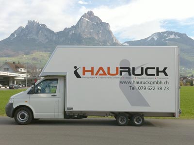 HAURUCK-Lieferwagen vor den Mythen