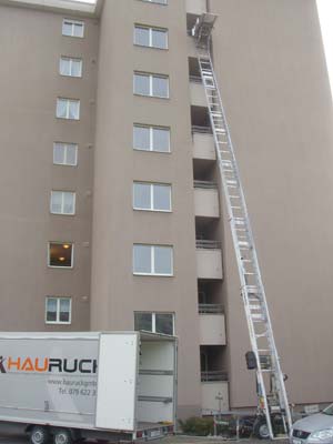 Umzugslift an einem Wohnblock